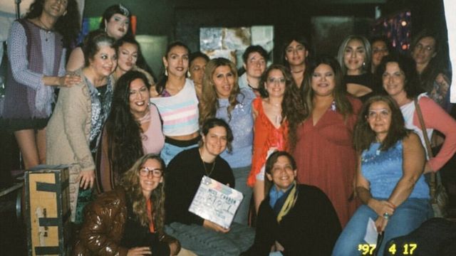  Carla Antonella Rodríguez junto al equipo de rodaje de ´Miss Carbón´.