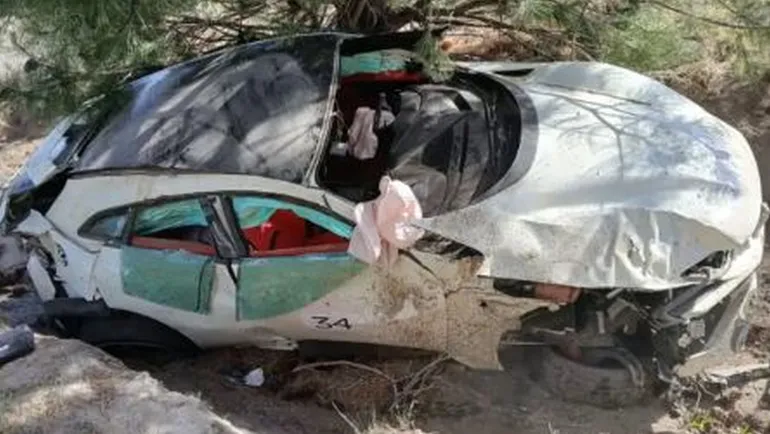  El ferrari visiblemente dañado luego de despistar.