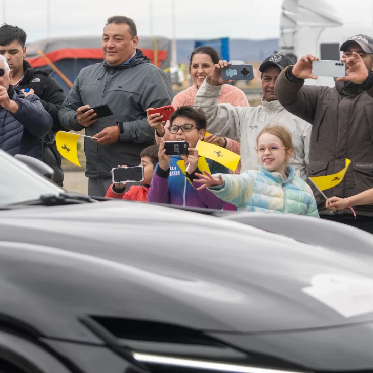 Furor por Ferrari: así fue el paso de la Cavalcade Adventure 2025 en Río Gallegos Furor por Ferrari: así fue el paso de la Cavalcade Adventure 2025 en Río Gallegos