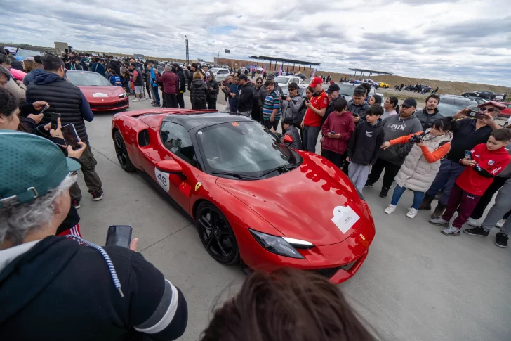 Las Ferrari causaron sensación en su paso por Río Gallegos