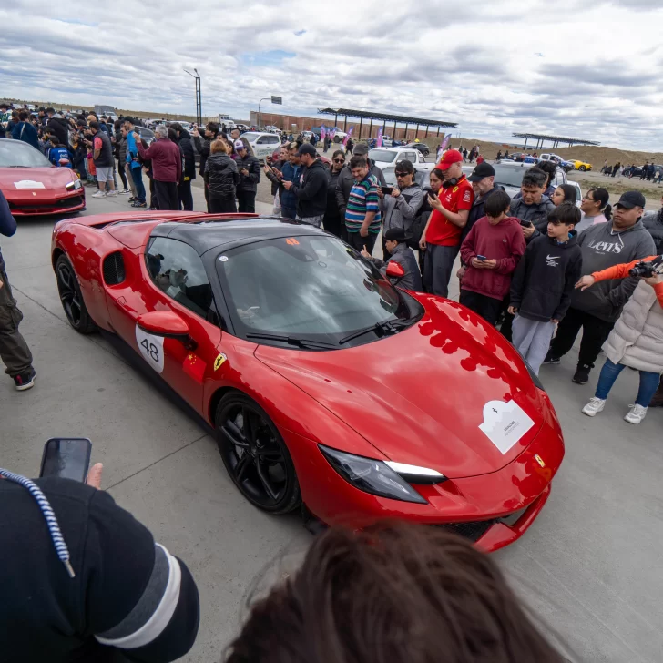 Las Ferrari causaron sensación en su paso por Río Gallegos Las Ferrari causaron sensación en su paso por Río Gallegos