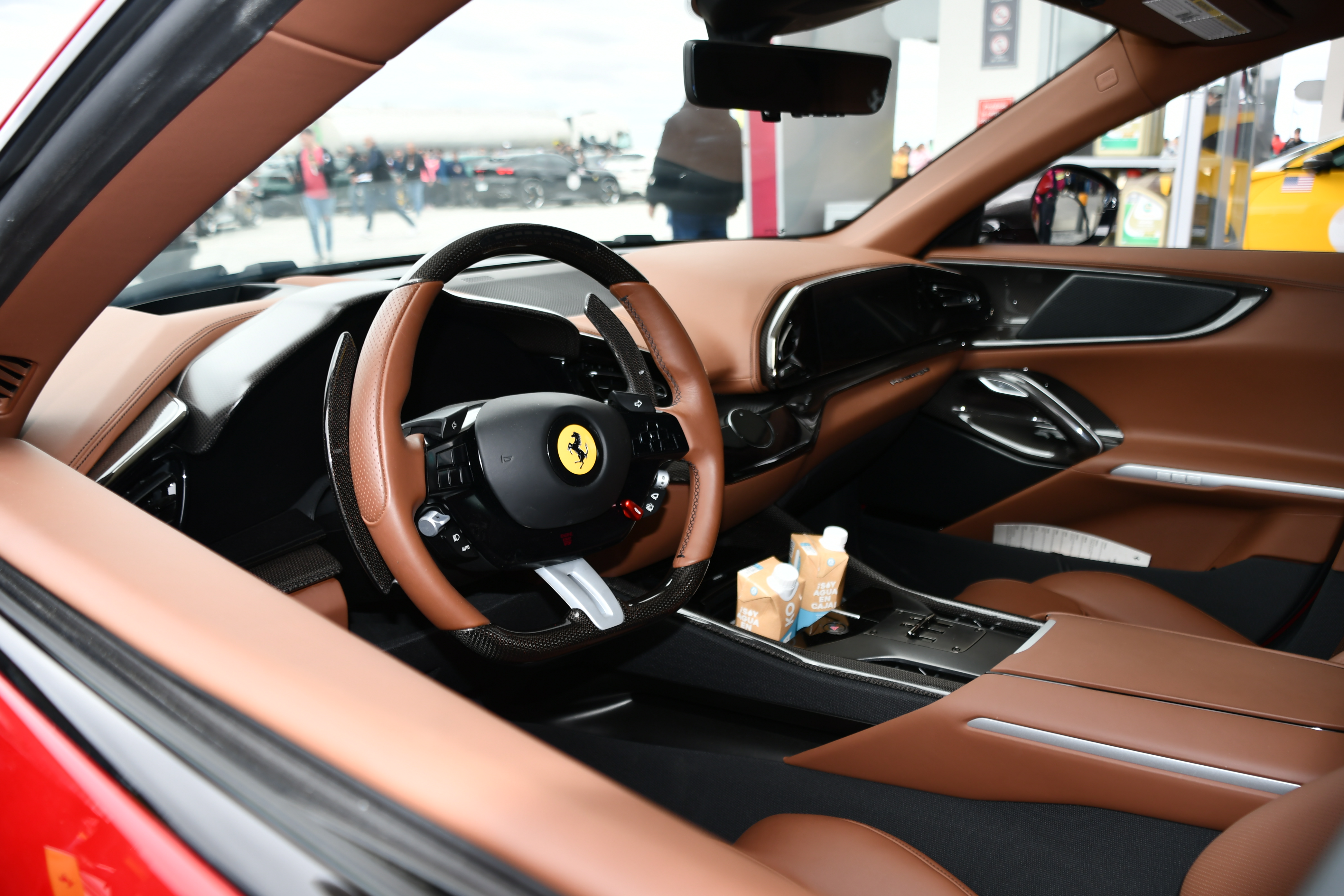  Primer plano del interior de una Ferrari mostrando el volante y el diseño del habitáculo. FOTO: JUAN PALACIOS / LA OPINIÓN AUSTRAL.