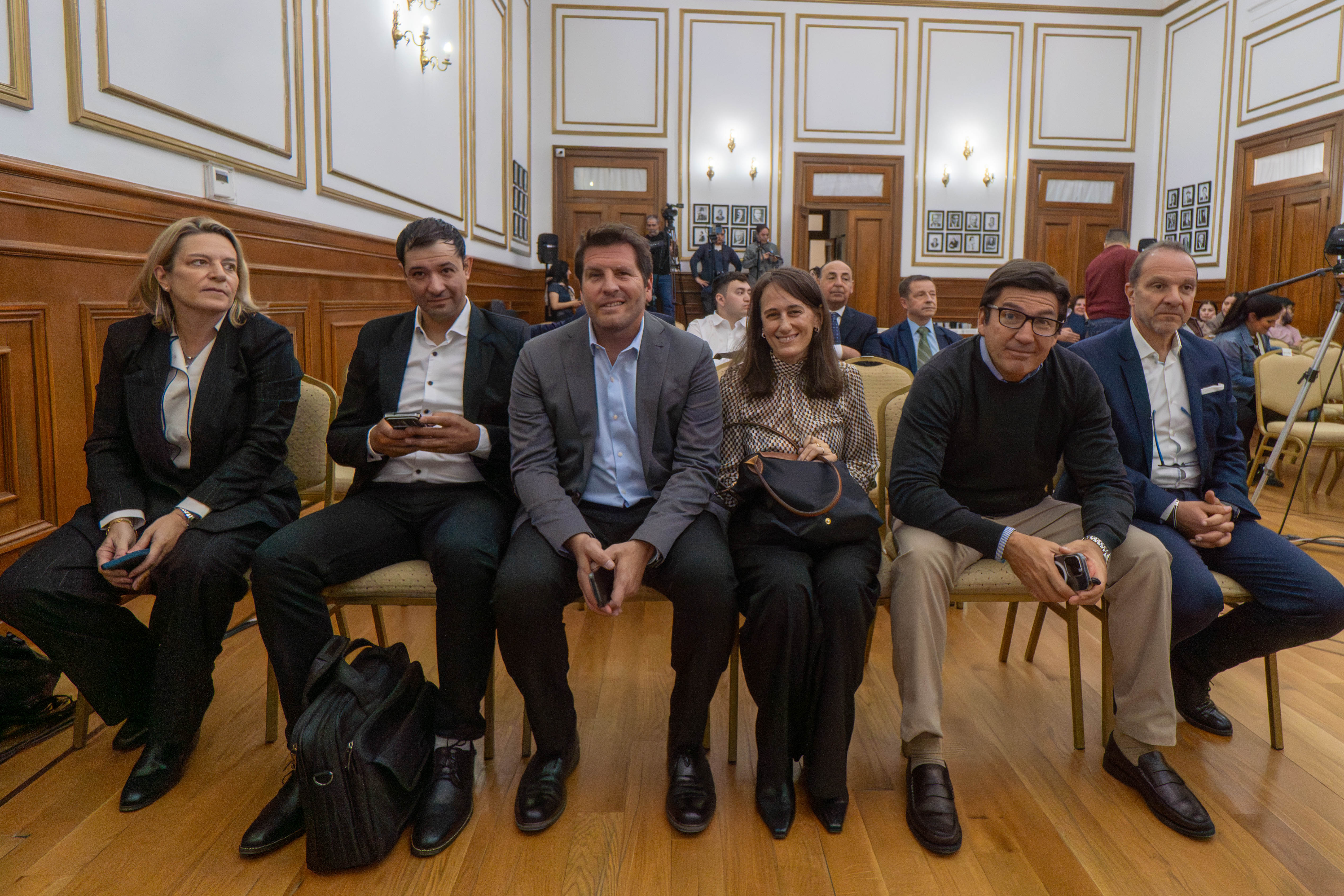  Ines Moronta (Quintana Energy), Matías Rodriguez (Brest SA), Santiago Egurza (Azruge SA), Silvana Chacra (Roch), Juan I. González Pedroso (Clear Petroleum SA) y Gustavo Salerno (Patagonia Resources SA). FOTOS: LEANDRO FRANCO/ LA OPINIÓN AUSTRAL