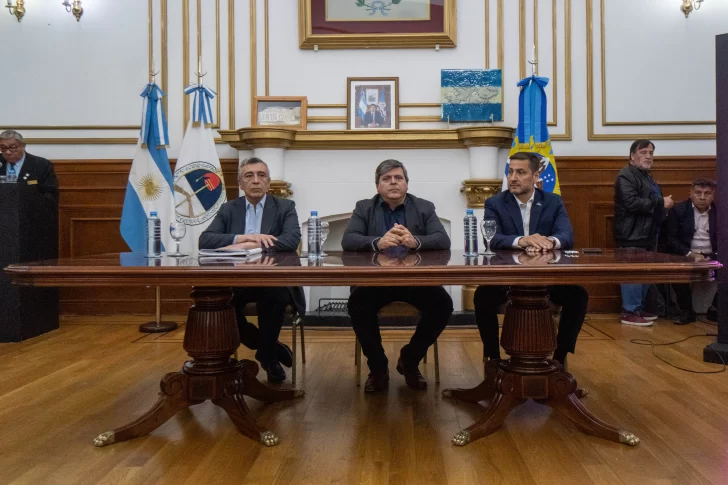  Ministro de Energía y Minería, Jaime Alvarez; vicegobernador Fabián Leguizamón y el titular de Fomicruz, Oscar Vera.