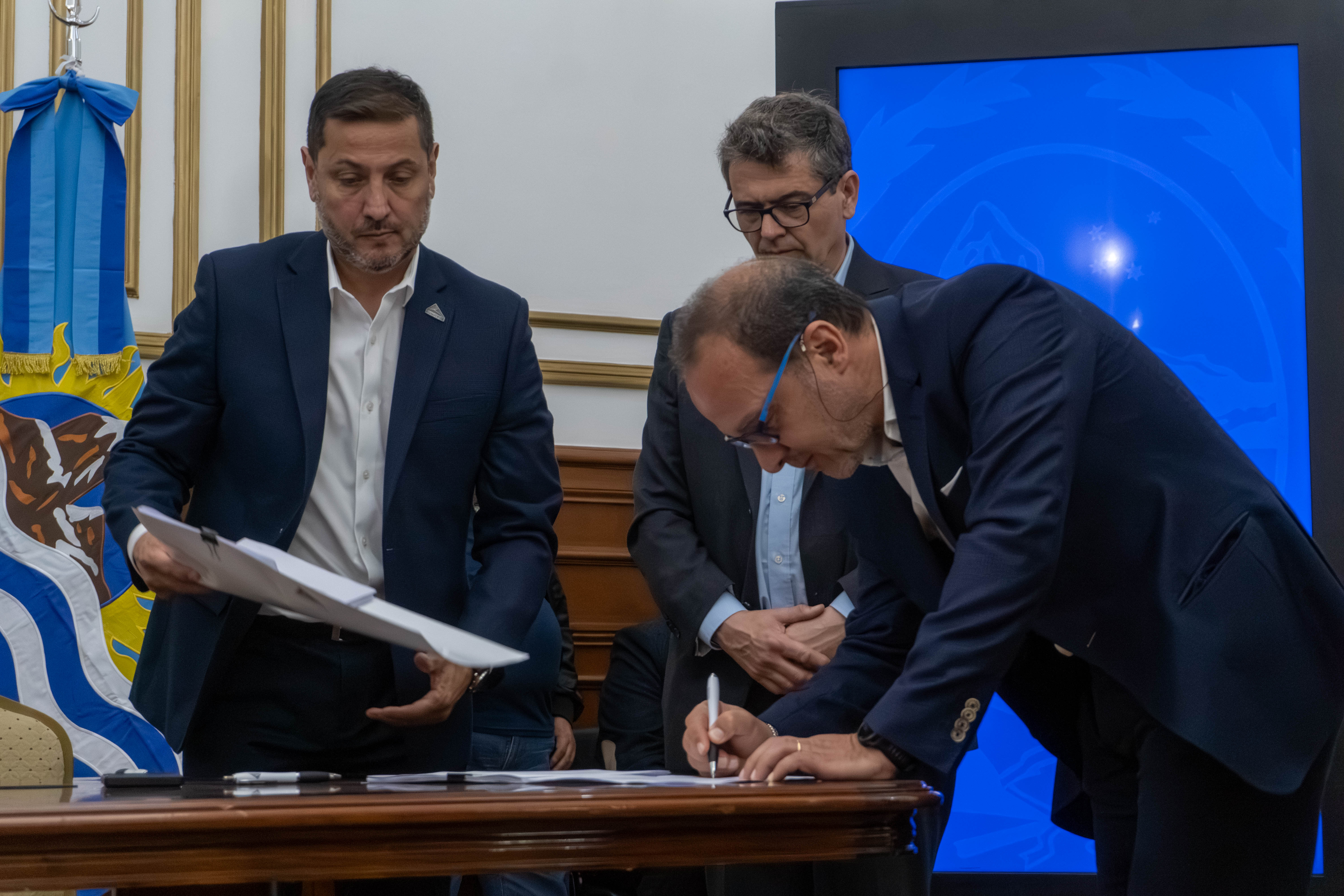  Momento de la firma del contrato por parte de Gustavo Salerno, presidente de Patagonia Resource SA y Oscar Vera de Fomicruz, este 10 de noviembre en Casa de Gobierno. FOTOS: LEANDRO FRANCO/ LA OPINIÓN AUSTRAL
