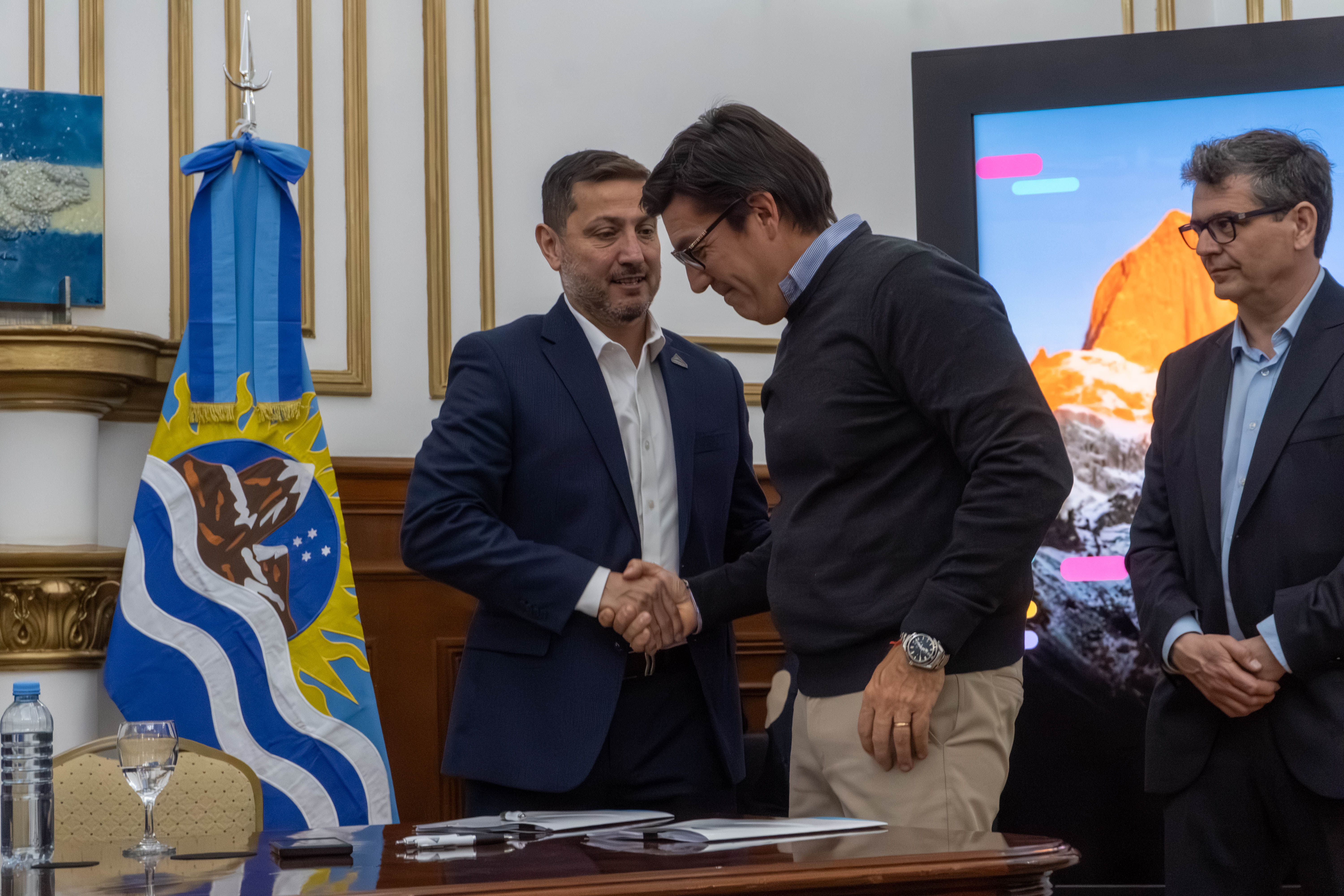  El saludo de Oscar Vera y Juan Ignacio González Pedroso, tras la firma del traspaso de áreas.