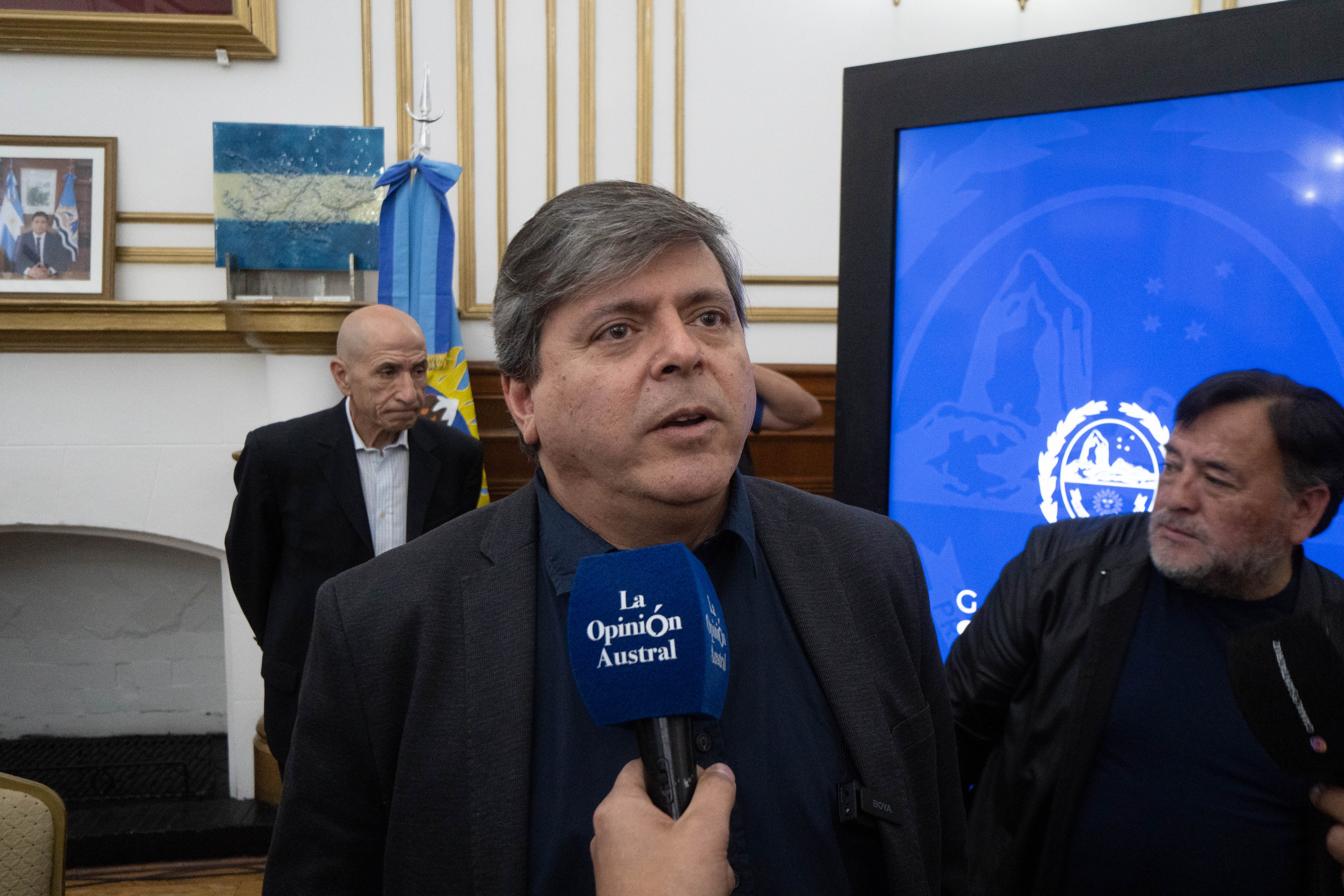  El vicegobernador Fabian Leguizamon en diálogo con La Opinión Austral. FOTOS: LEANDRO FRANCO/ LA OPINIÓN AUSTRAL