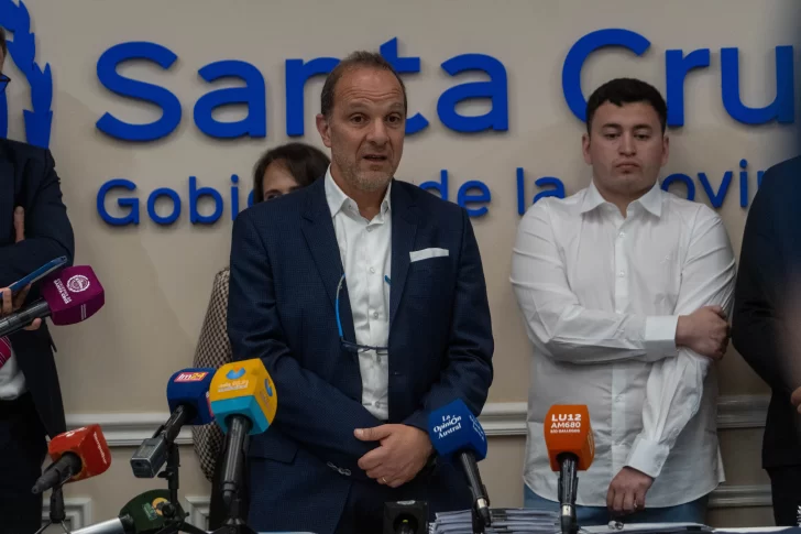  Gustavo Salerno en rueda de prensa tras la firma de los contratos. FOTOS: LEANDRO FRANCO/ LA OPINIÓN AUSTRAL