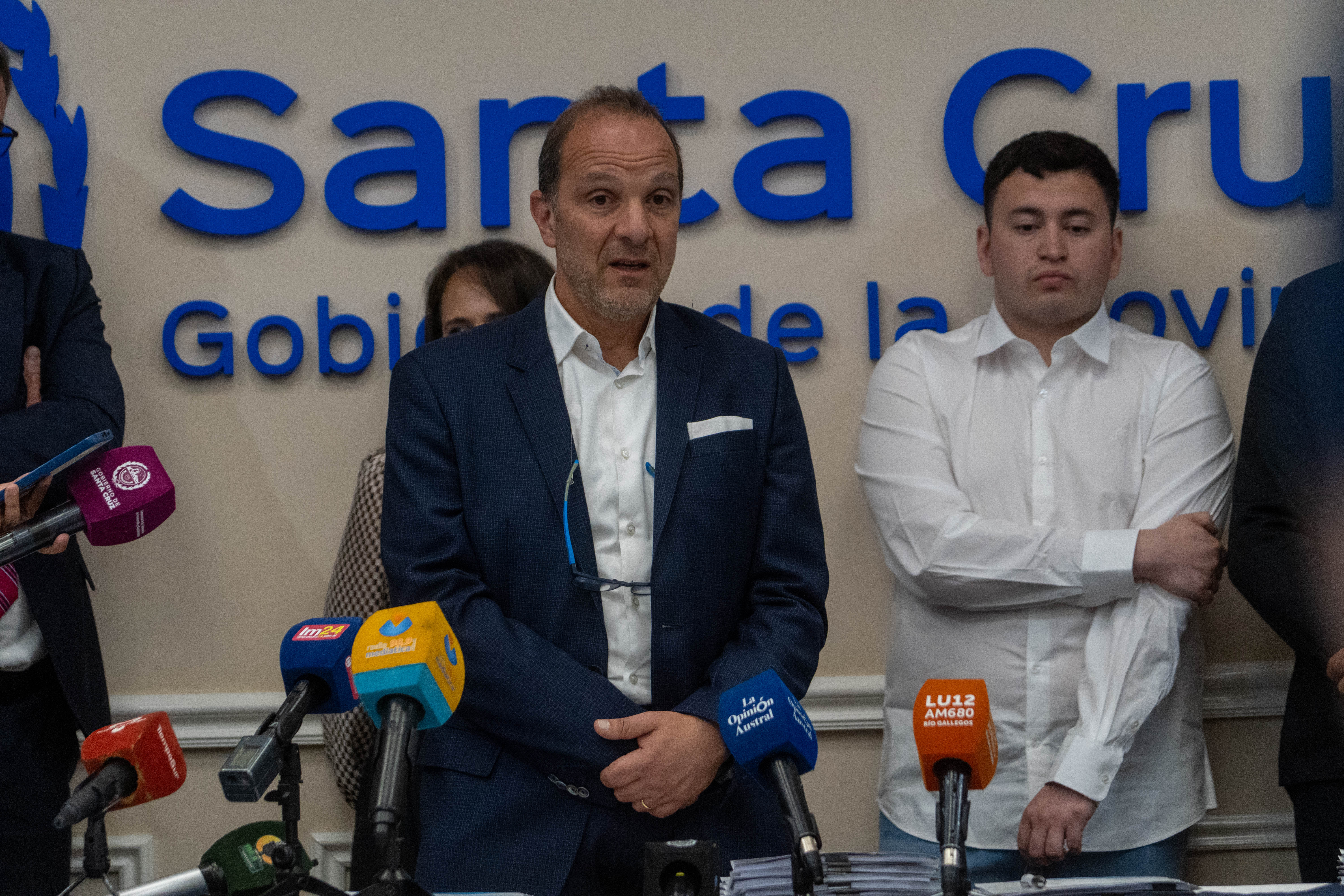  Gustavo Salerno en rueda de prensa tras la firma de los contratos. FOTOS: LEANDRO FRANCO/ LA OPINIÓN AUSTRAL