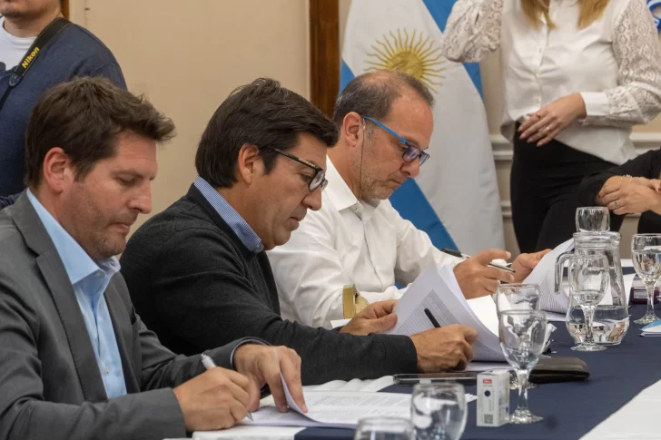  De izq. a der: Santiago Egurza (Azruge SA); Juan Ignacio González Pedroso (Clear Petróleum SA) y Gustavo Salerno (Patagonia Resources SA) terminando de rubricar los contratos, en el Salón Gregores de Casa de Gobierno. FOTOS: LEANDRO FRANCO/ LA OPINIÓN AUSTRAL