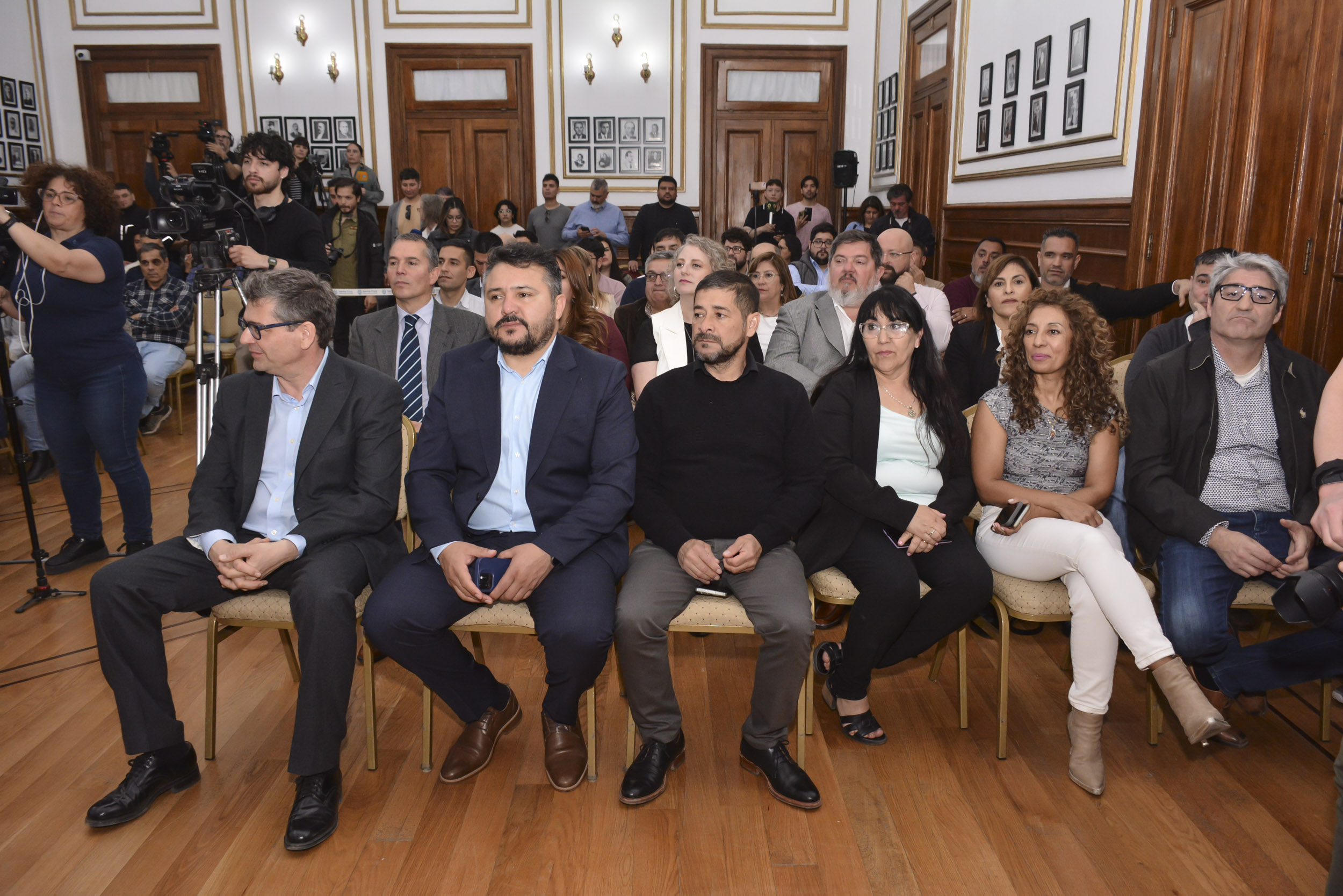  En las primeras filas se encontraban el escribano Gabriel Tournour; el intendente de Caleta Olivia, Pablo Carrizo; el presidente de la Comisión de Fomento de Koluel Kaike, Tomás Cabral; las diputadas provinciales Patricia Urrutia y Adriana Nieto; y el diputado provincial Piero Boffi. En la segunda fila se ubicaron el jefe de Gabinete del gobernador Claudio Vidal, Daniel Álvarez; la ministra de Desarrollo Social, Luisa Cárdenas; la ministra de la Secretaría General de la Gobernación, Cecilia Borselli; el ministro de Trabajo, Ezequiel Verbes; la presidenta del Consejo Provincial de Educación, Iris Rasgido; y el secretario de Estado de Gobierno e Interior, Jorge Caminiti. Más atrás se encontraban el presidente del IDUV, Marcelo de la Torre, y el secretario de Estado de Mediación y Asuntos Estratégicos, Sebastián Georgión. FOTO: GOBIERNO DE SANTA CRUZ.