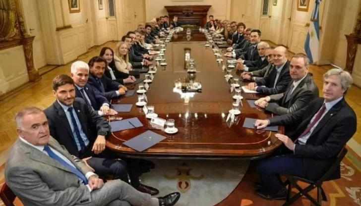 Milei refuerza el diálogo con los gobernadores: este lunes se reúne con Llaryora y Orrego en Casa Rosada