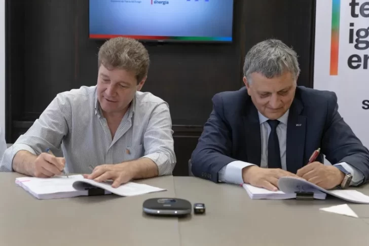  El gobernador Gustavo Melella y el presidente de YPF, Horacio Marín, firmaron el traspaso de áreas a Terra Ignis.