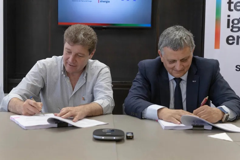  El gobernador Gustavo Melella y el presidente de YPF, Horacio Marín, firmaron el traspaso de áreas a Terra Ignis.