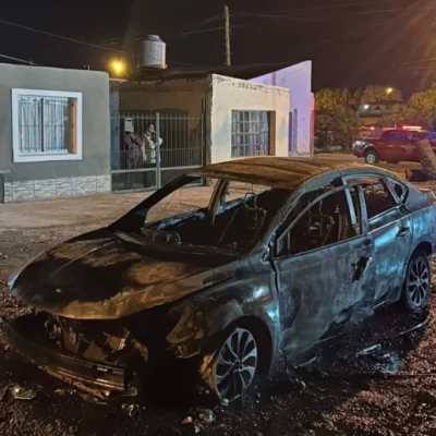 Se le prendió fuego el auto y quedó atrapada porque se activó el cierre centralizado de puertas: la salvó un vecino