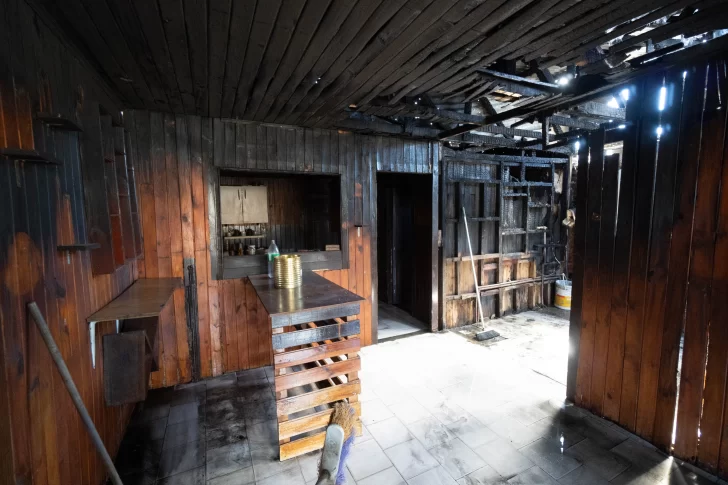  Llamado a la solidaridad: Cruz compartió su contacto para quienes deseen colaborar con la familia afectada. FOTOS: LEANDRO FRANCO/ LA OPINIÓN AUSTRAL