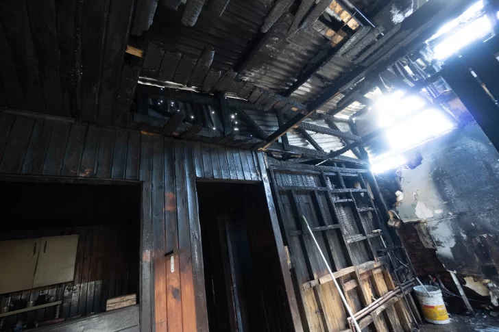  El siniestro, presuntamente causado por una falla eléctrica, ocurrió mientras el propietario de la vivienda se encontraba ausente. FOTOS: LEANDRO FRANCO/ LA OPINIÓN AUSTRAL