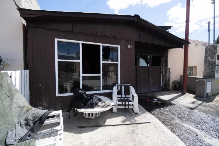  Sin víctimas ni heridos: Bomberos y policías lograron controlar el fuego a tiempo, evitando tragedias mayores. FOTOS: LEANDRO FRANCO/ LA OPINIÓN AUSTRAL