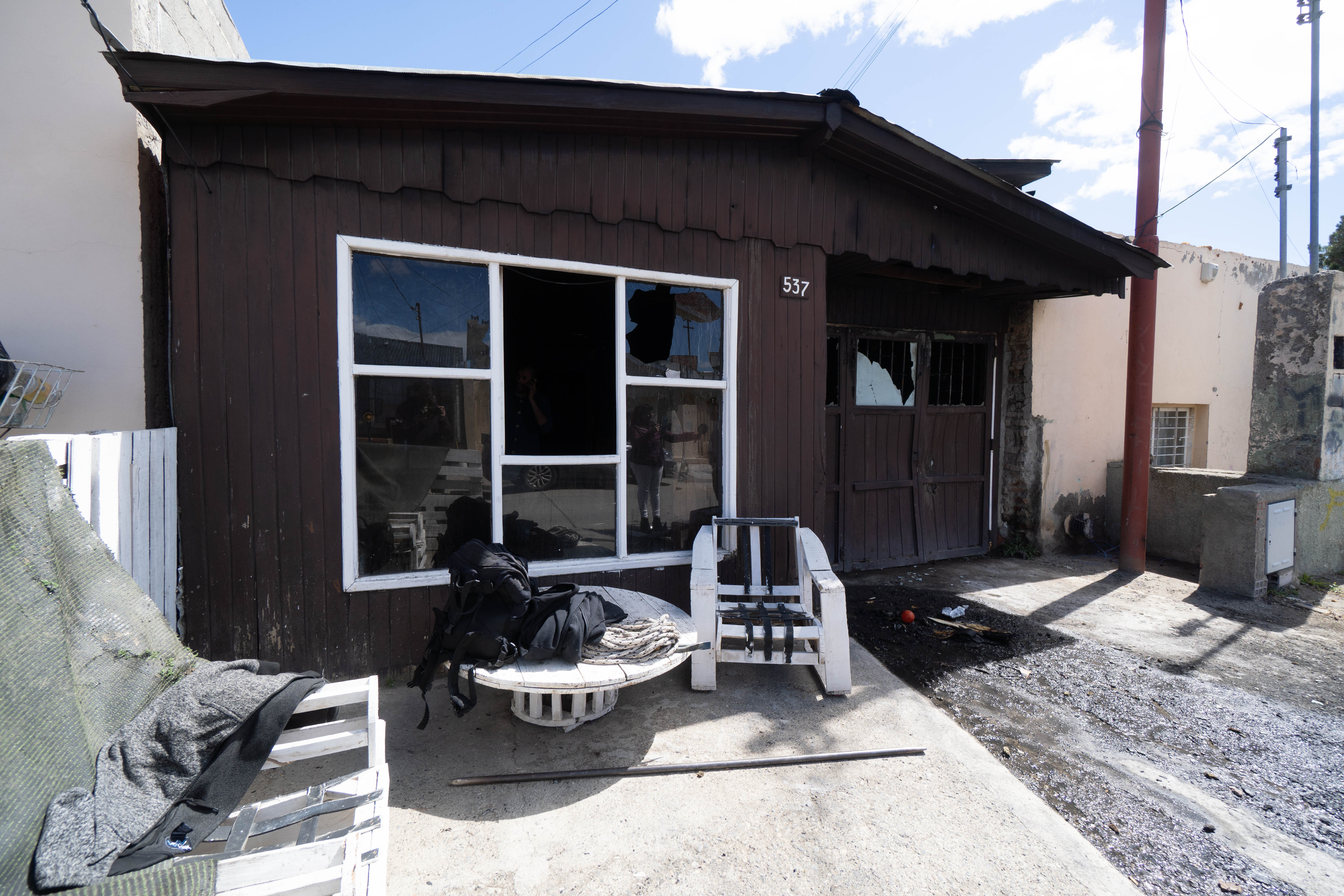  Sin víctimas ni heridos: Bomberos y policías lograron controlar el fuego a tiempo, evitando tragedias mayores. FOTOS: LEANDRO FRANCO/ LA OPINIÓN AUSTRAL