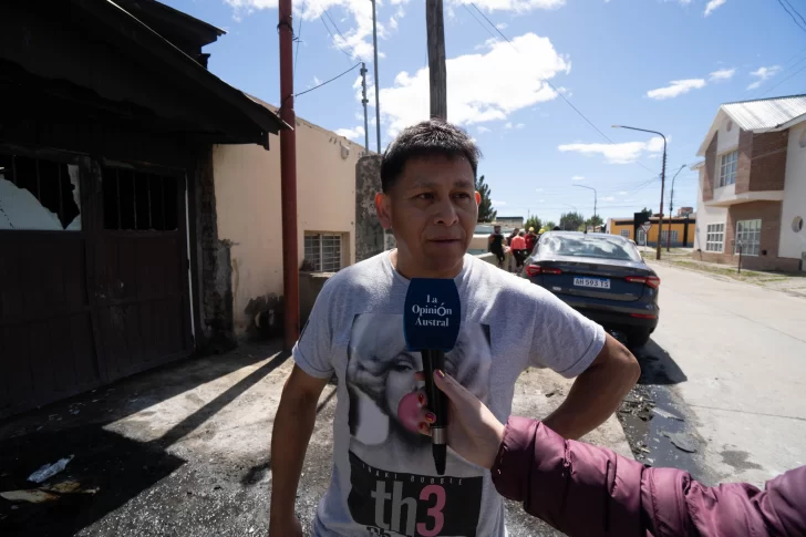  “Perdió todo, pero estamos para ayudarlo”: Mario Víctor Cruz, amigo del dueño de la vivienda, relató cómo vivió la tragedia y lanzó un llamado a la solidaridad de los vecinos. FOTOS: LEANDRO FRANCO/ LA OPINIÓN AUSTRAL