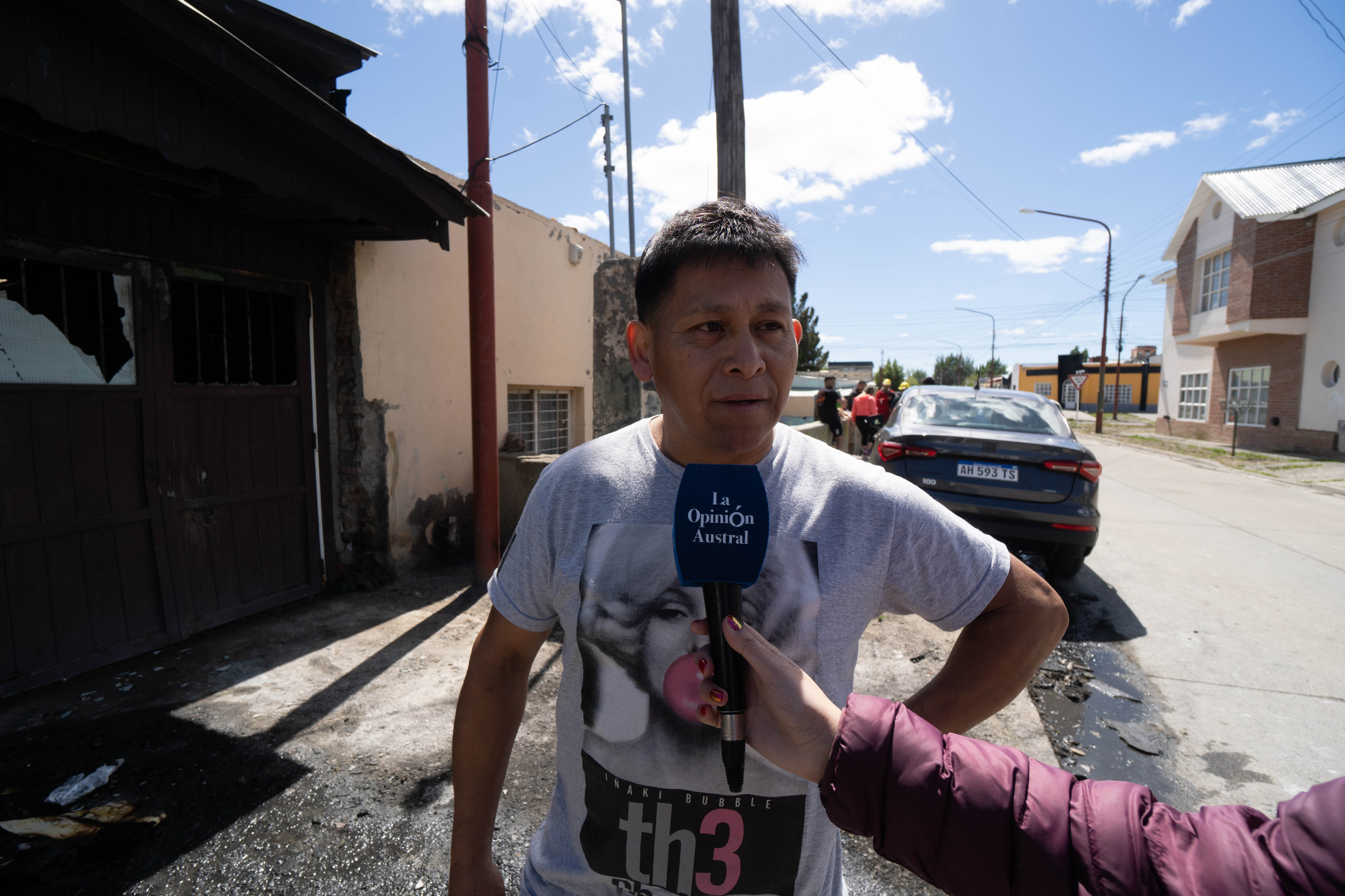  “Perdió todo, pero estamos para ayudarlo”: Mario Víctor Cruz, amigo del dueño de la vivienda, relató cómo vivió la tragedia y lanzó un llamado a la solidaridad de los vecinos. FOTOS: LEANDRO FRANCO/ LA OPINIÓN AUSTRAL