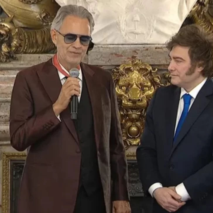 Javier Milei recibió a Andrea Bocelli en un exclusivo recital y lo condecoró en el Salón Blanco