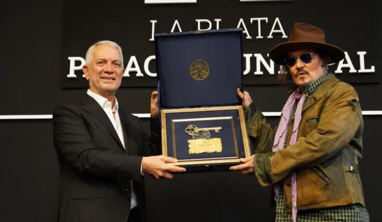 Locura por Johnny Depp en La Plata: el actor fue declarado Visitante Ilustre y recibió la llave de la ciudad ante una multitud de fans