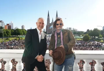 Locura por Johnny Depp en La Plata: el actor fue declarado Visitante Ilustre y recibió la llave de la ciudad ante una multitud de fans Locura por Johnny Depp en La Plata: el actor fue declarado Visitante Ilustre y recibió la llave de la ciudad ante una multitud de fans
