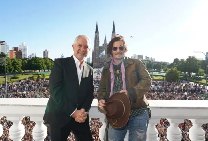 Locura por Johnny Depp en La Plata: el actor fue declarado Visitante Ilustre y recibió la llave de la ciudad ante una multitud de fans