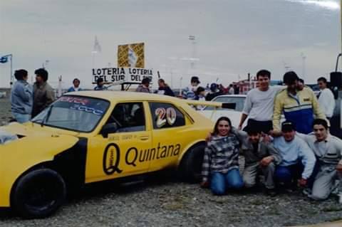  Jorge Godoy (h) y el Dodge 1500. Junto a su equipo en lo que fueran los inicios de su participación en la Categoría 2000 cc. Autodromo Ciudad del Centenario.