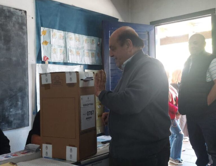 juan-jose-mussi-voto-en-la-Escuela-Primaria-N°-17-de-Platanos