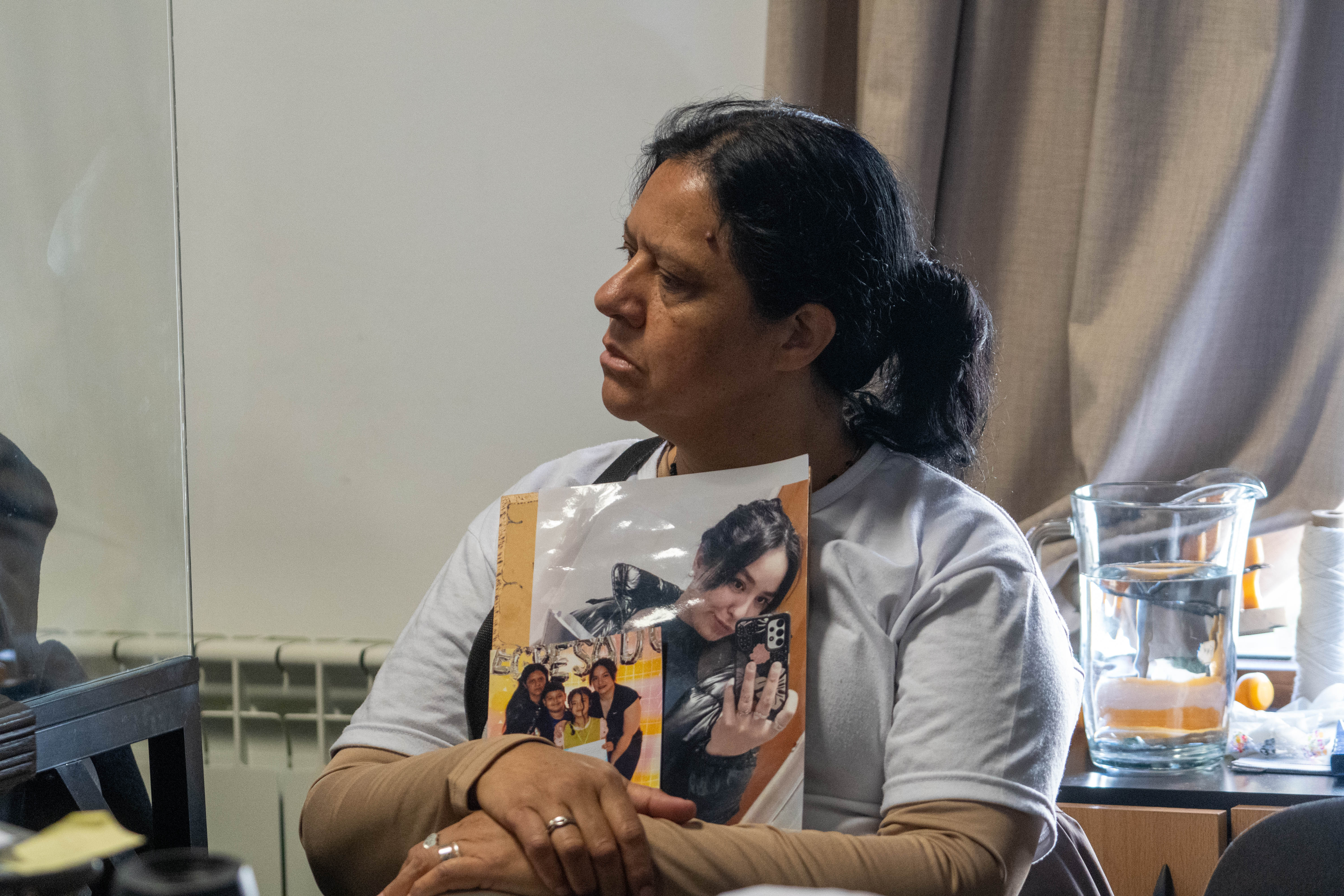  Mónica Luna sosteniendo un cartel con la cara de su hija. FOTO: LEANDRO FRANCO/ LA OPINIÓN AUSTRAL