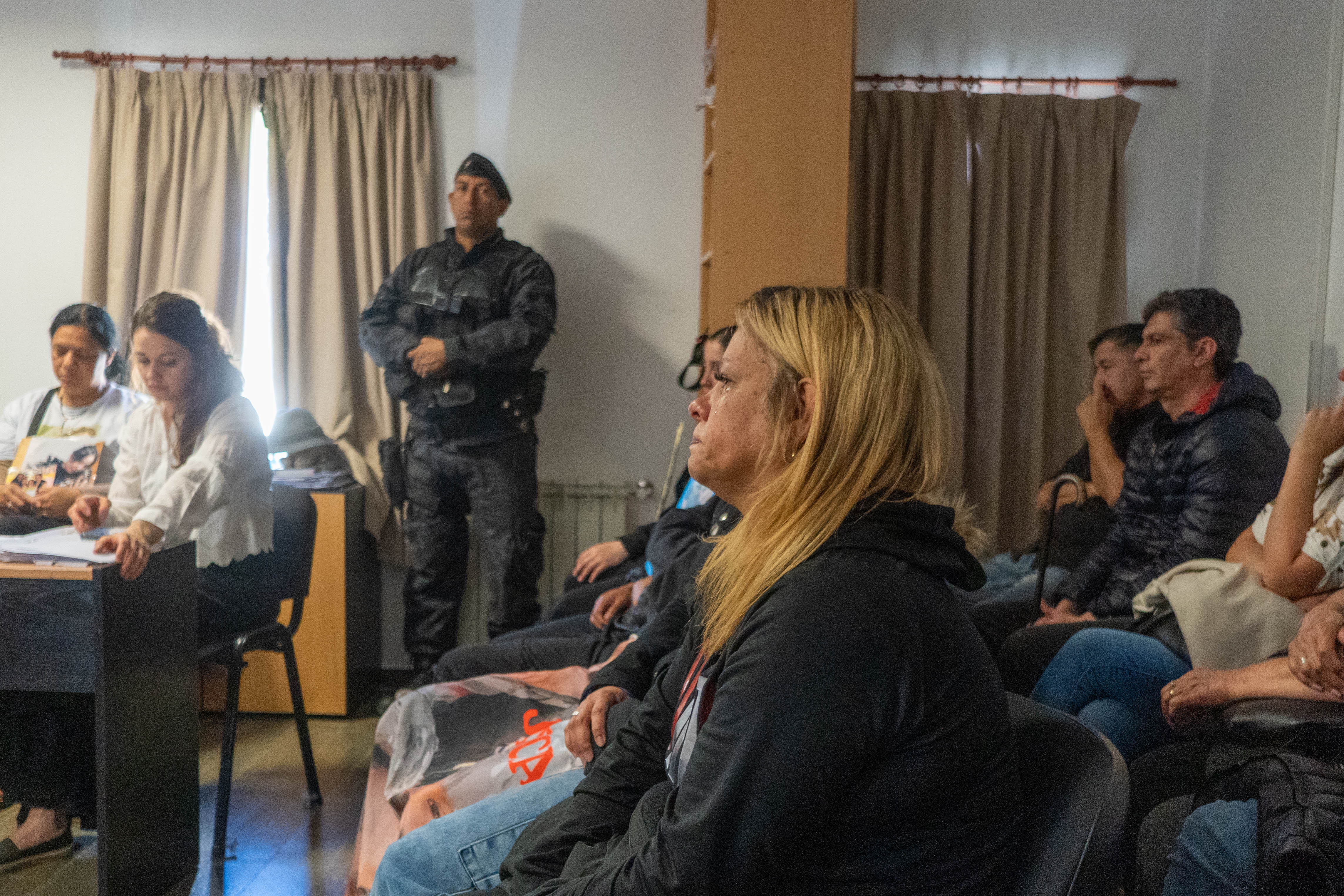  Mabel Maidana, madre de Brianna Matulich dejó caer algunas lágrimas. FOTO: LEANDRO FRANCO/ LA OPINIÓN AUSTRAL