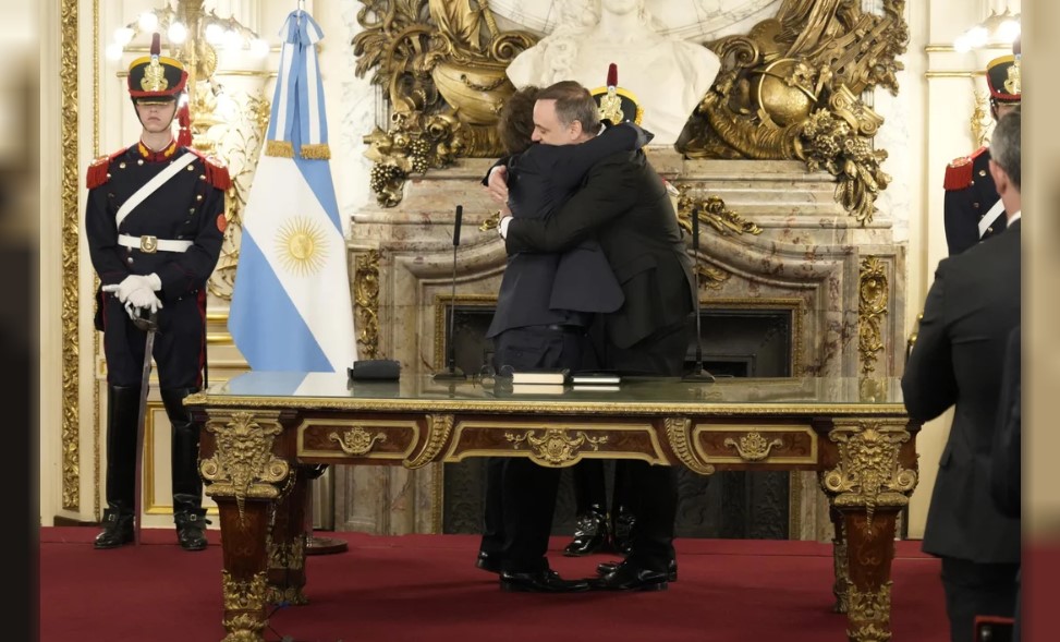 El presidente Javier Milei se fundió en un abrazo con Manuel Adorni, luego de tomarle juramente como jefe de Gabinete.