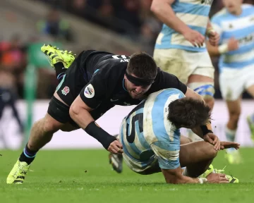 Rugby: el durísimo tackle a destiempo del inglés Tom Curry, que lesionó el ligamento cruzado del argentino Juan Cruz Mallía