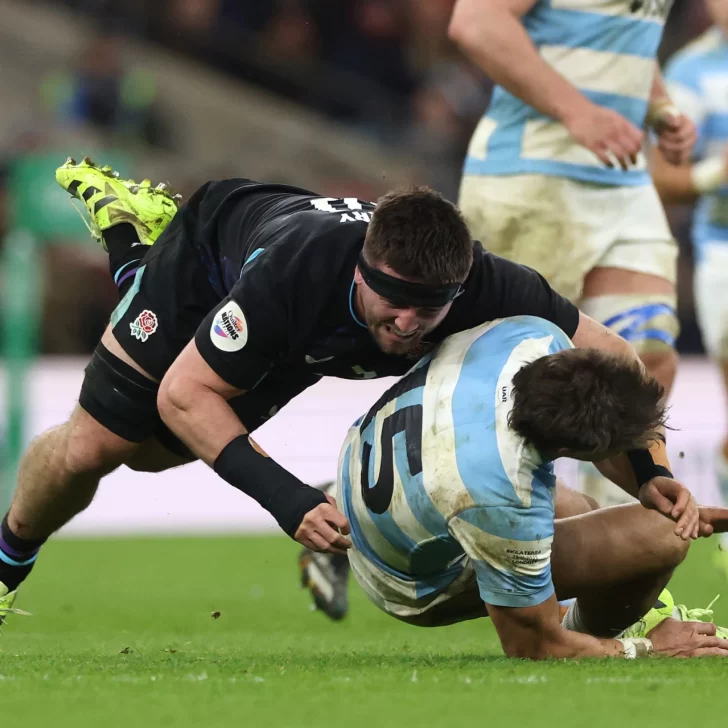 Rugby: el durísimo tackle a destiempo del inglés Tom Curry, que lesionó el ligamento cruzado del argentino Juan Cruz Mallía