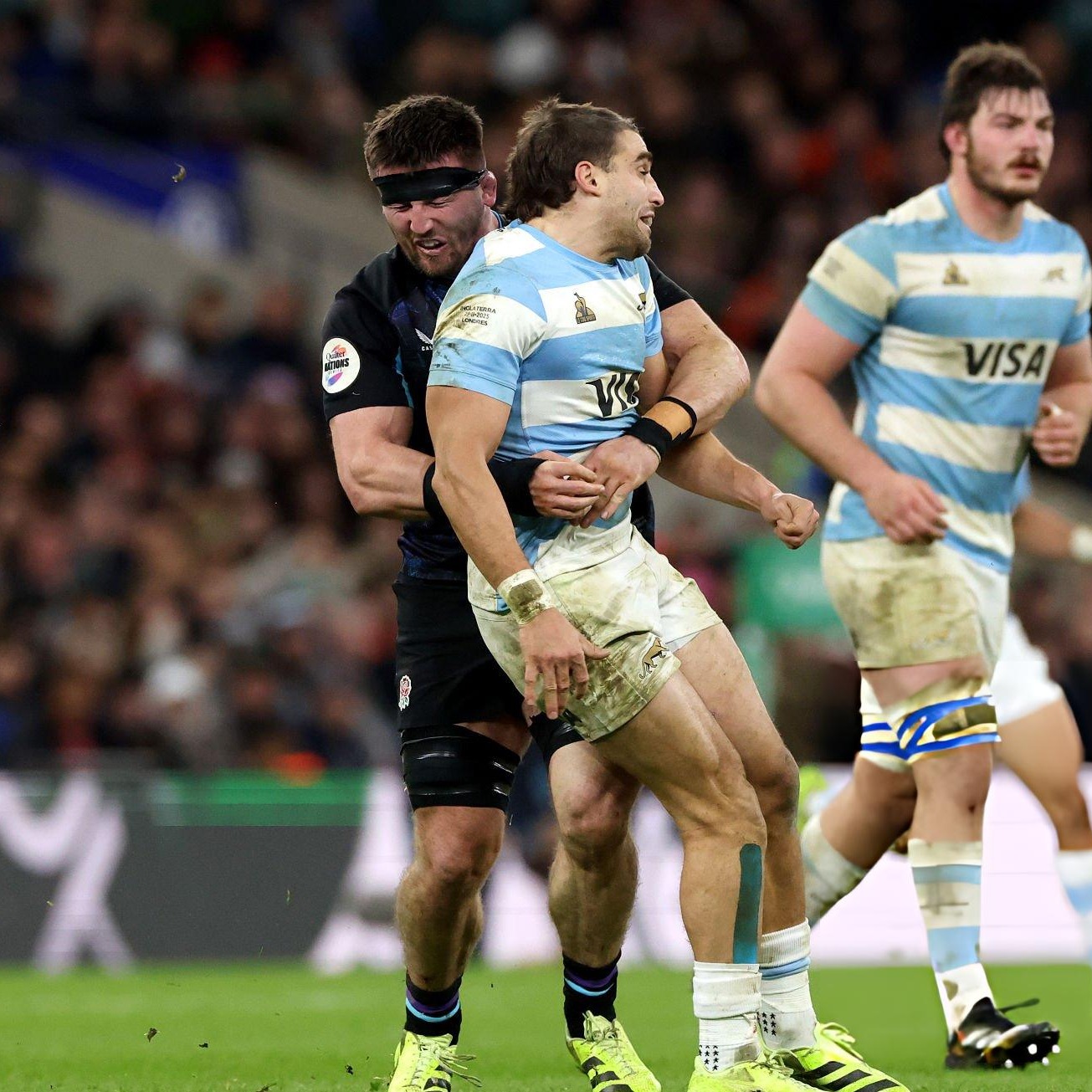 Rugby: el durísimo tackle a destiempo del inglés Tom Curry, que lesionó el ligamento cruzado del argentino Juan Cruz Mallía