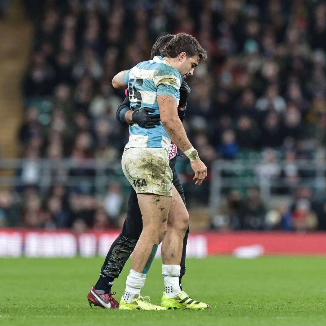 Rugby: el durísimo tackle a destiempo del inglés Tom Curry, que lesionó el ligamento cruzado del argentino Juan Cruz Mallía