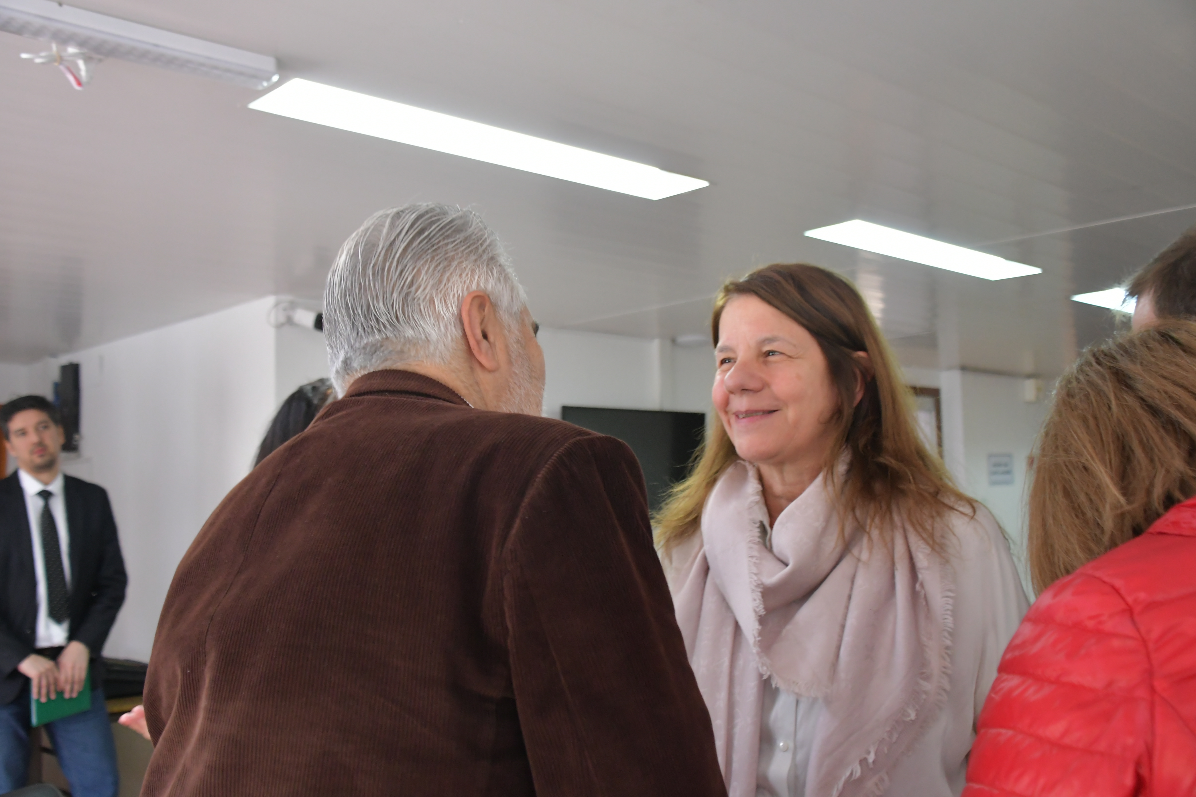  Sergio Acevedo saluda a María Cristina Riera actual consejera titular en el Consejo de la Magistratura y suplente en la lista ganadora que encabezó el abogado de Pico Truncado, Víctor Martensen. FOTO: JUAN PALACIOS / LA OPINIÓN AUSTRAL.