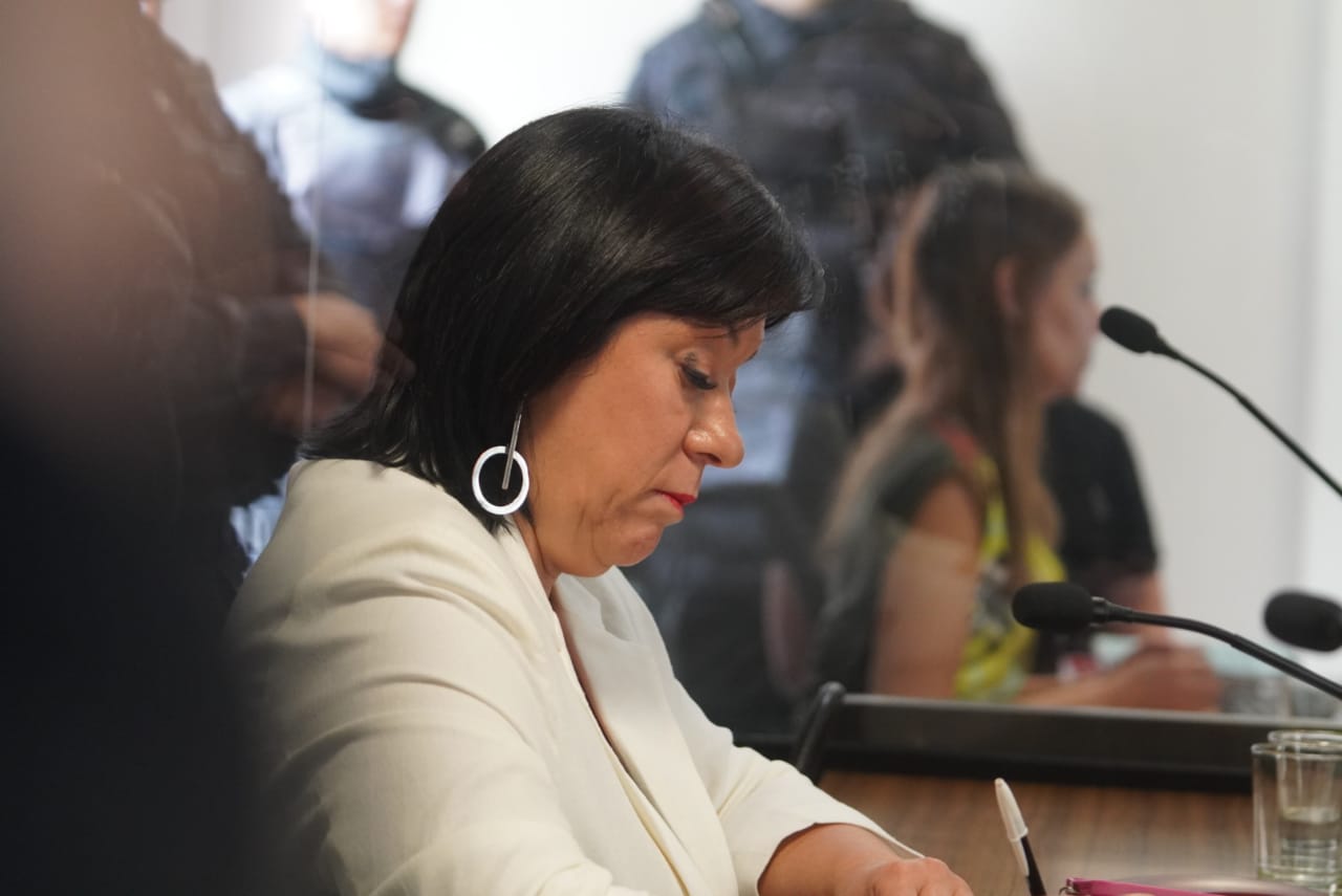  Mariana Barbitta realizando anotaciones mientras escuchaba el veredicto. FOTO: LEANDRO FRANCO/LA OPINIÓN AUSTRAL
