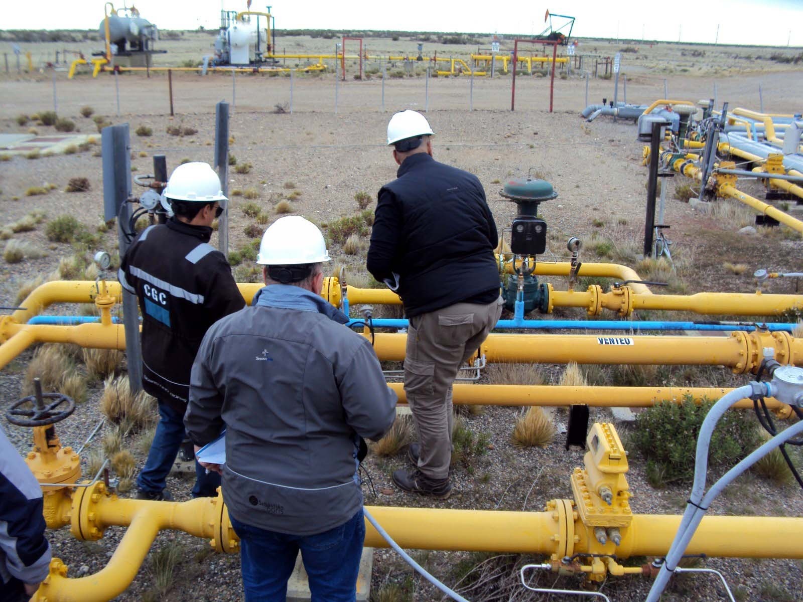  Los inspectores del Ministerio de Energía junto a profesionales de la UTN-Bahía Blanca realizaron los controles.