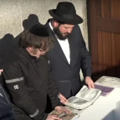 Javier Milei en Nueva York: agradece su triunfo en la tumba del “rebe de Lubavitch” antes de viajar a Bolivia