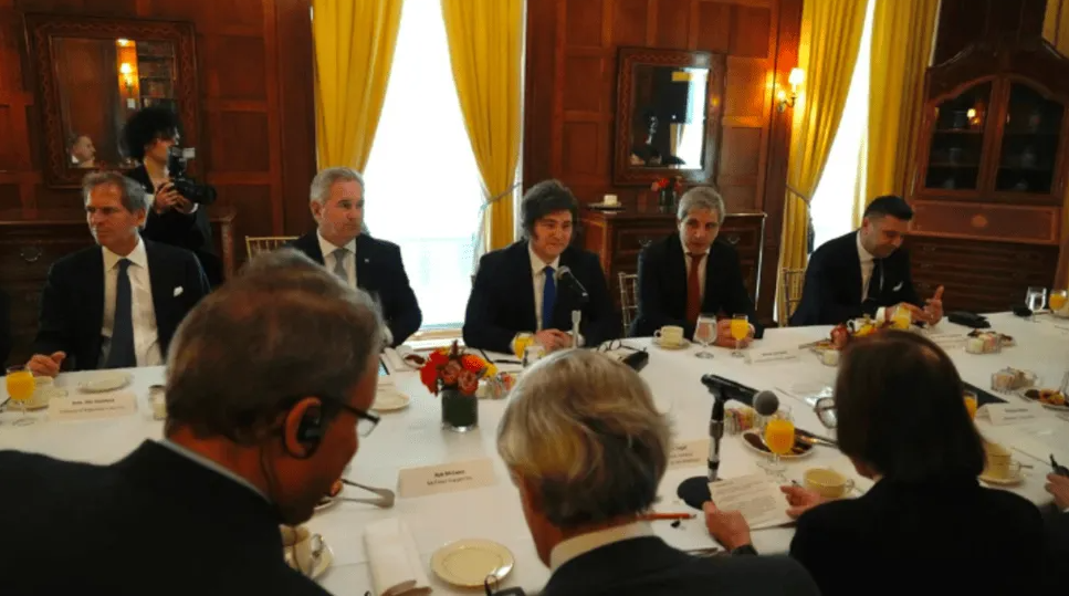  Milei y la comitiva dan el presente en el Council of the Americas en Nueva York Milei y la comitiva dan el presente en el Council of the Americas en Nueva York