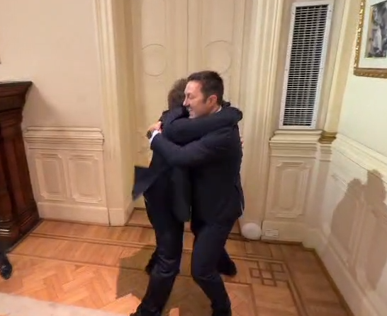 Video. La efusiva entrada de Javier Milei a la reunión de su nuevo Gabinete: saltitos, abrazos y música de James Brown