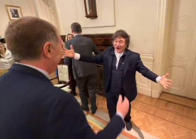 Video. La efusiva entrada de Javier Milei a la reunión de su nuevo Gabinete: saltitos, abrazos y música de James Brown