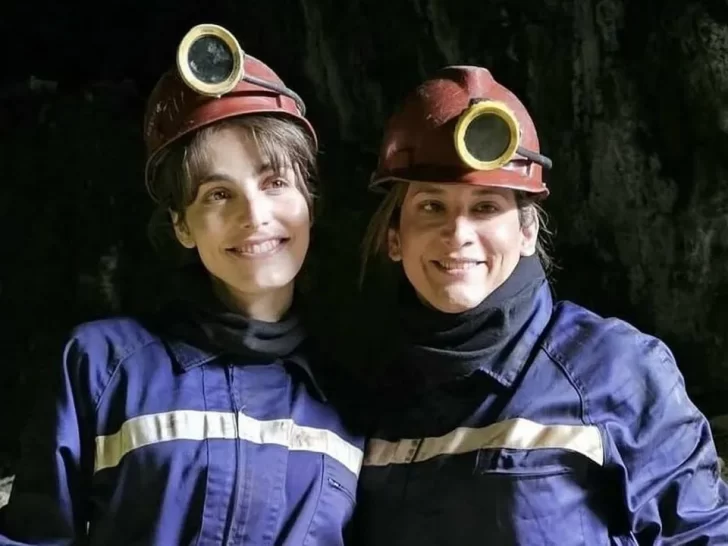  A la izquierda Lux Pascal, la actriz que interpreta a Carla Antonella Rodríguez en una imagen junto a ella.