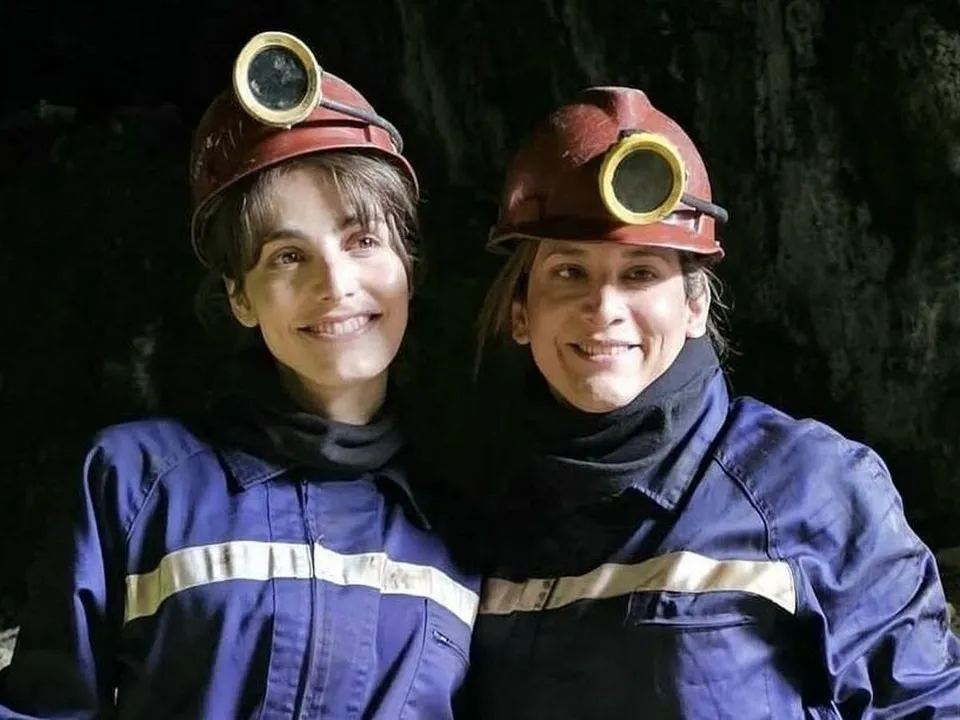  A la izquierda Lux Pascal, la actriz que interpreta a Carla Antonella Rodríguez en una imagen junto a ella.