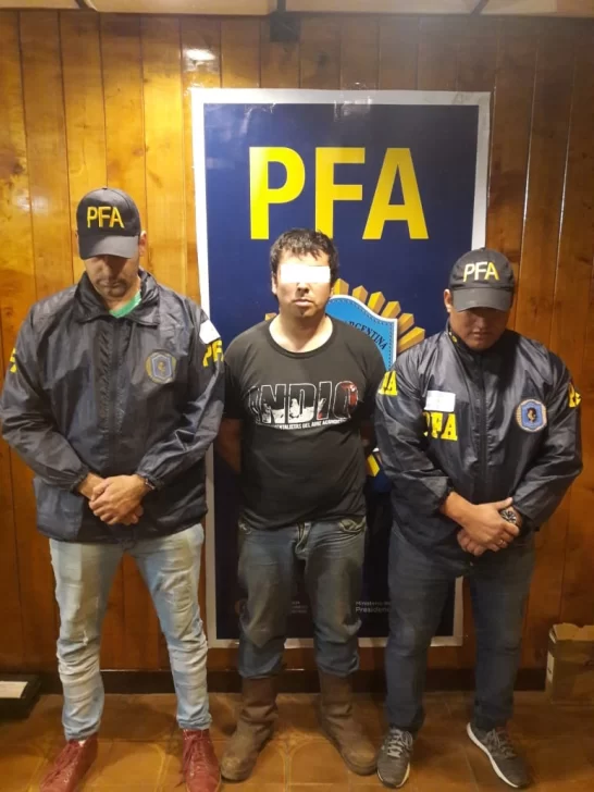  Agentes de la PFA con un detenido.