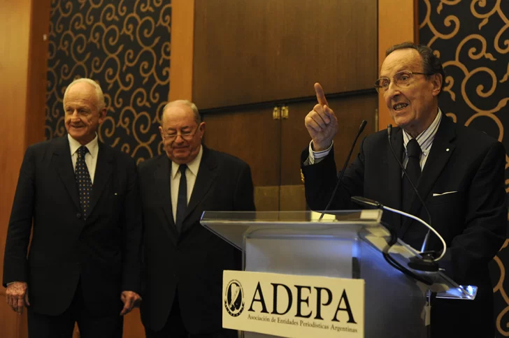  Saturnino Herrero Mitjans exponiendo en ADEPA ante la mirada de Gregorio Badeni y Guillermo Ignacio.