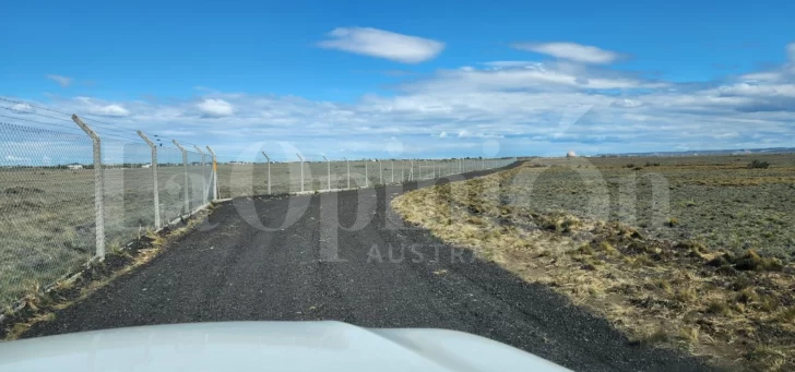  El fresado retirado de la pista se utilizó para mejorar los caminos secundarios en el Aeropuerto.